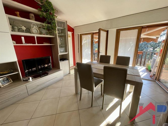 Trilocale ristrutturato con triplo box Caprino Bergamasco