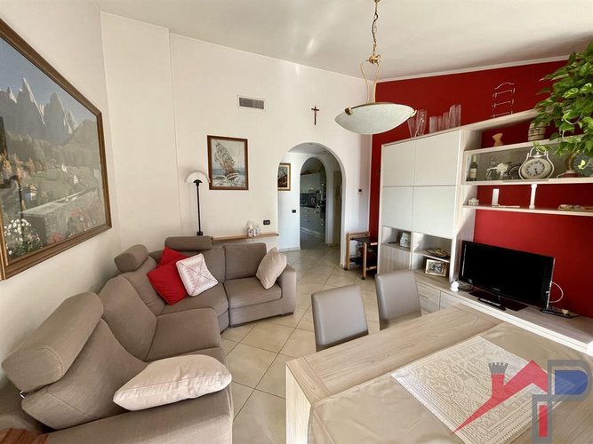 Trilocale ristrutturato con triplo box Caprino Bergamasco