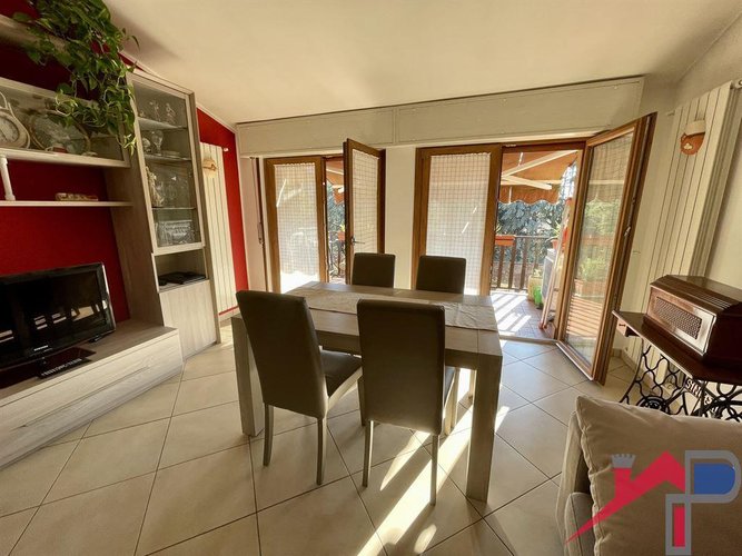 Trilocale ristrutturato con triplo box Caprino Bergamasco