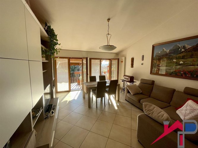 Trilocale ristrutturato con triplo box Caprino Bergamasco