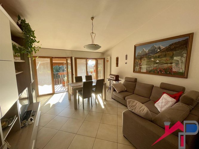 Trilocale ristrutturato con triplo box Caprino Bergamasco