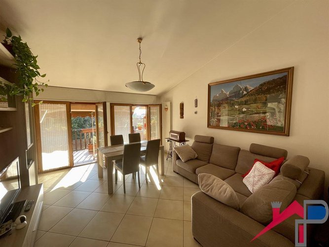 Trilocale ristrutturato con triplo box Caprino Bergamasco