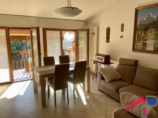 Trilocale ristrutturato con triplo box Caprino Bergamasco