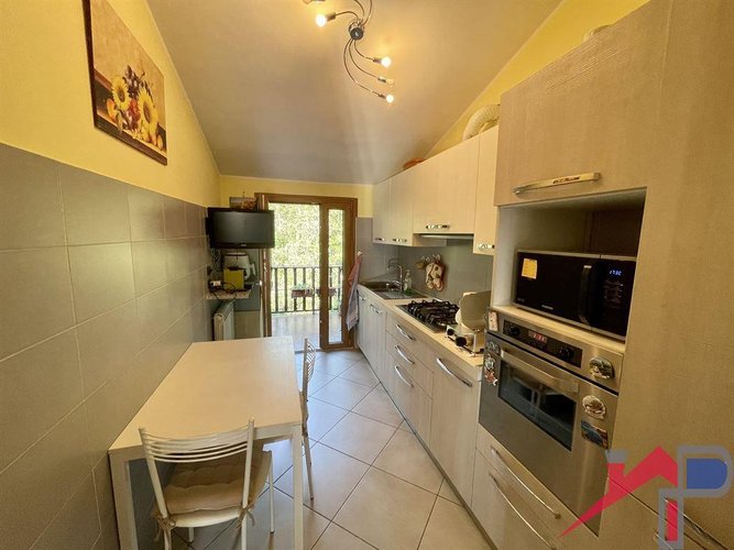 Trilocale ristrutturato con triplo box Caprino Bergamasco