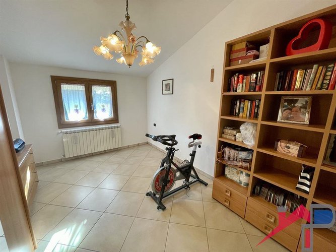 Trilocale ristrutturato con triplo box Caprino Bergamasco