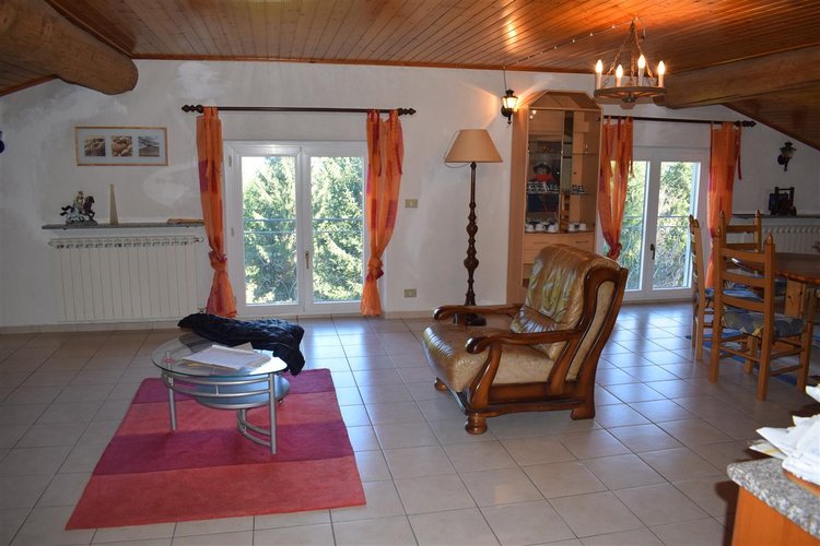 Oltre il Colle Zambla Alta, immerso nel verde, ottimo e ampio trilocale mansardato con cantina Oltre il Colle