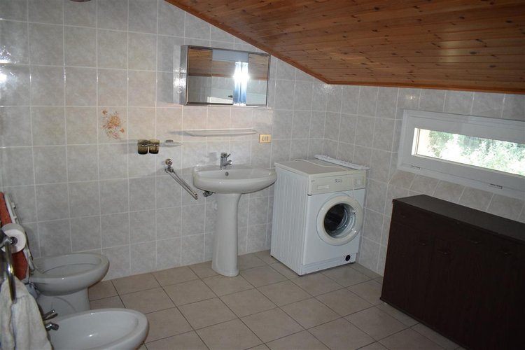 Oltre il Colle Zambla Alta, immerso nel verde, ottimo e ampio trilocale mansardato con cantina Oltre il Colle