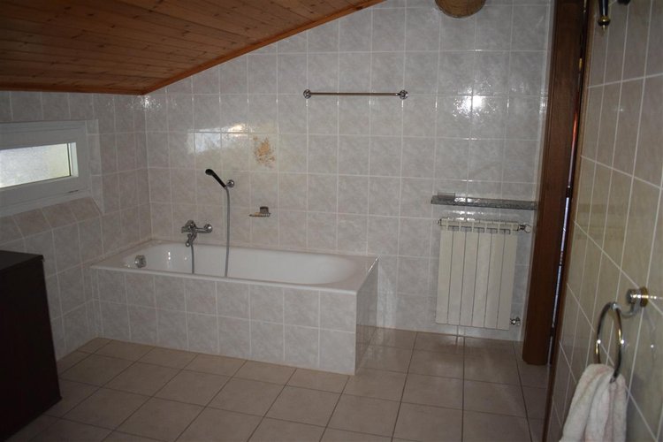 Oltre il Colle Zambla Alta, immerso nel verde, ottimo e ampio trilocale mansardato con cantina Oltre il Colle