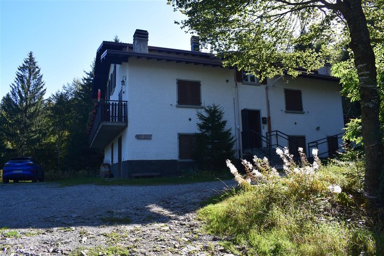 Oltre il Colle Zambla Alta, immerso nel verde, ottimo e ampio trilocale mansardato con cantina Oltre il Colle