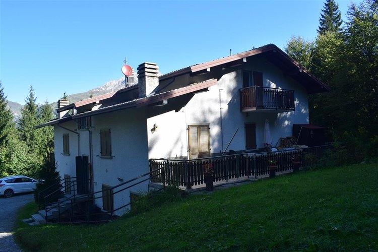 Oltre il Colle Zambla Alta, immerso nel verde, ottimo e ampio trilocale mansardato con cantina