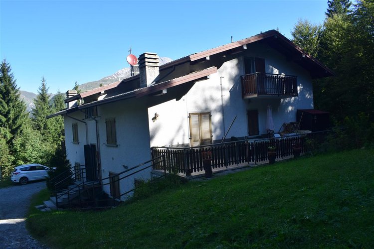 Oltre il Colle Zambla Alta, immerso nel verde, ottimo e ampio trilocale mansardato con cantina Oltre il Colle