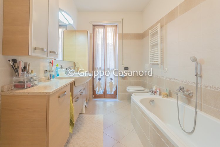 2 locali con taverna, portico e giardino - Box Brembate