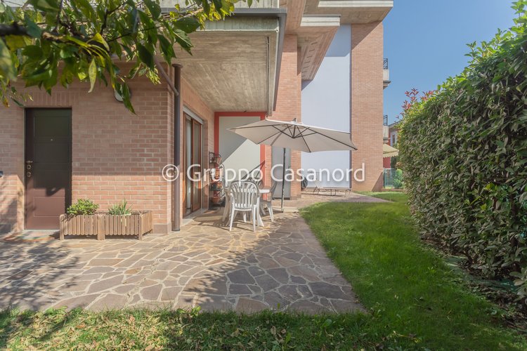 2 locali con taverna, portico e giardino - Box Brembate