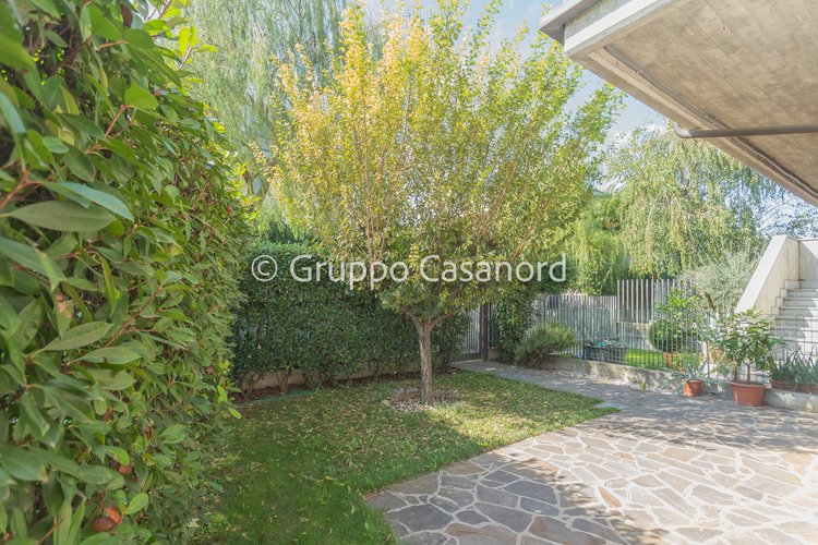 2 locali con taverna, portico e giardino - Box Brembate