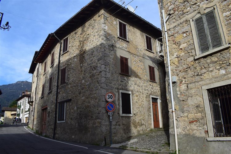Serina, in suggestiva casa d’epoca, grazioso trilocale esente da spese condominiali