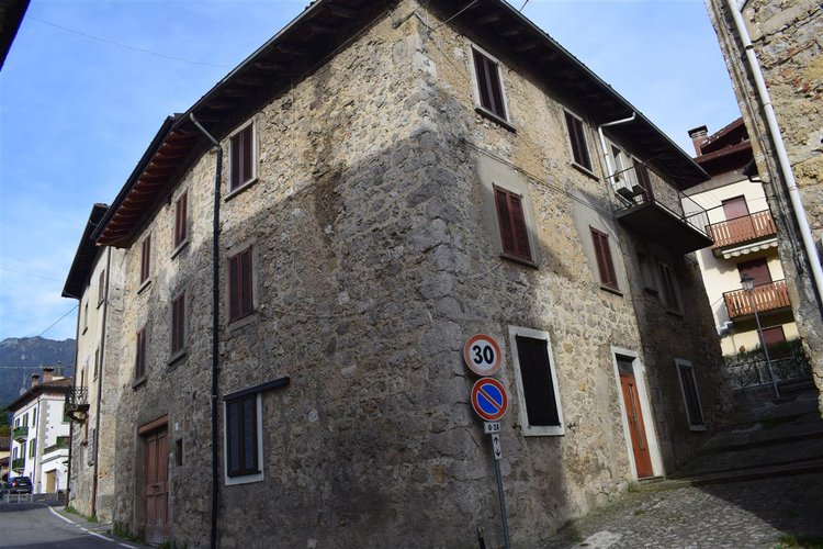 Serina, in suggestiva casa d’epoca, grazioso trilocale esente da spese condominiali Serina