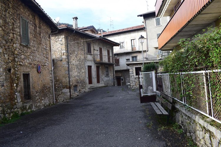 Serina, in suggestiva casa d’epoca, grazioso trilocale esente da spese condominiali Serina