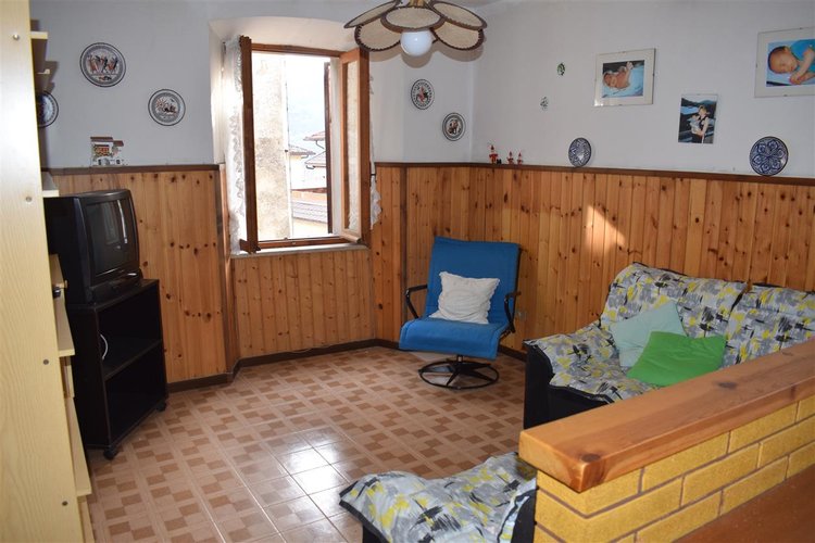 Serina, in suggestiva casa d’epoca, grazioso trilocale esente da spese condominiali Serina