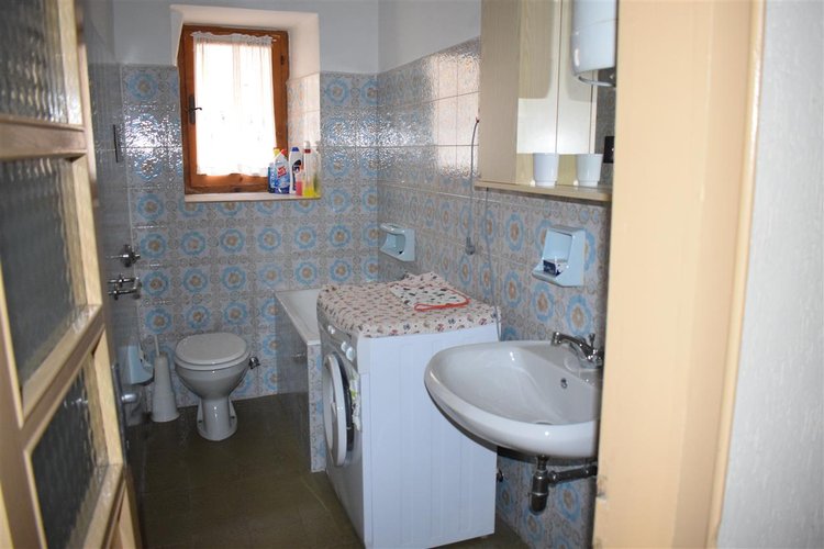 Serina, in suggestiva casa d’epoca, grazioso trilocale esente da spese condominiali Serina