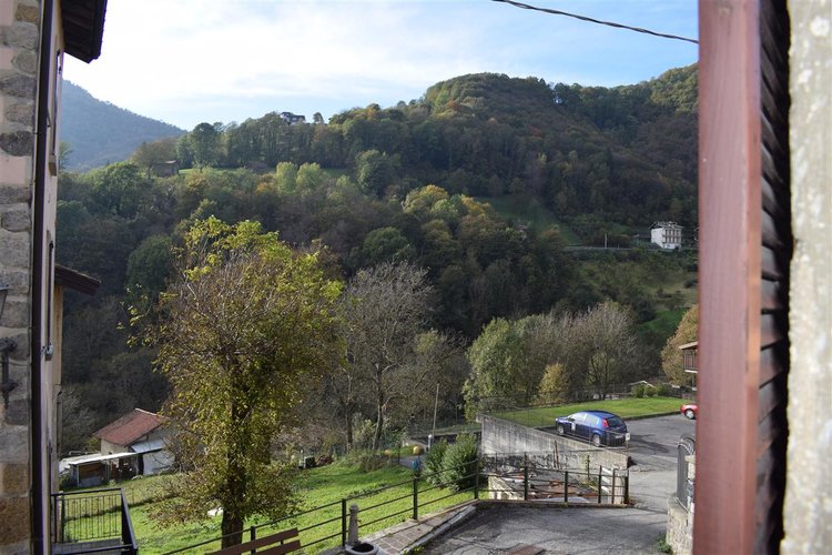 Serina, in suggestiva casa d’epoca, grazioso trilocale esente da spese condominiali Serina