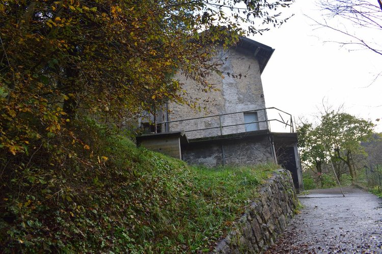 Costa Serina introvabile cascina con terreno raggiungibile da strada Costa Serina