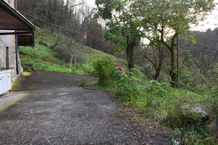 Costa Serina introvabile cascina con terreno raggiungibile da strada Costa Serina