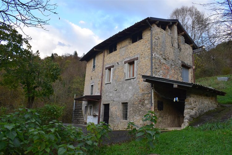 Costa Serina introvabile cascina con terreno raggiungibile da strada Costa Serina