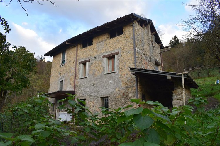 Costa Serina introvabile cascina con terreno raggiungibile da strada Costa Serina