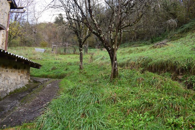Costa Serina introvabile cascina con terreno raggiungibile da strada Costa Serina