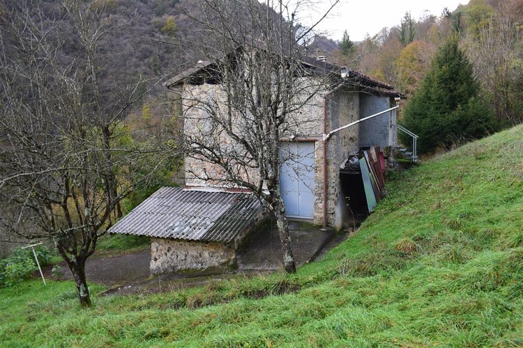 Costa Serina introvabile cascina con terreno raggiungibile da strada Costa Serina