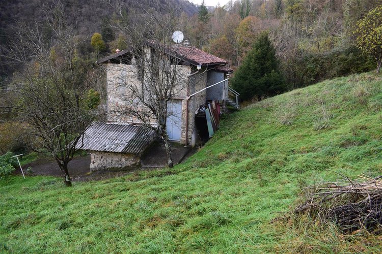Costa Serina introvabile cascina con terreno raggiungibile da strada Costa Serina