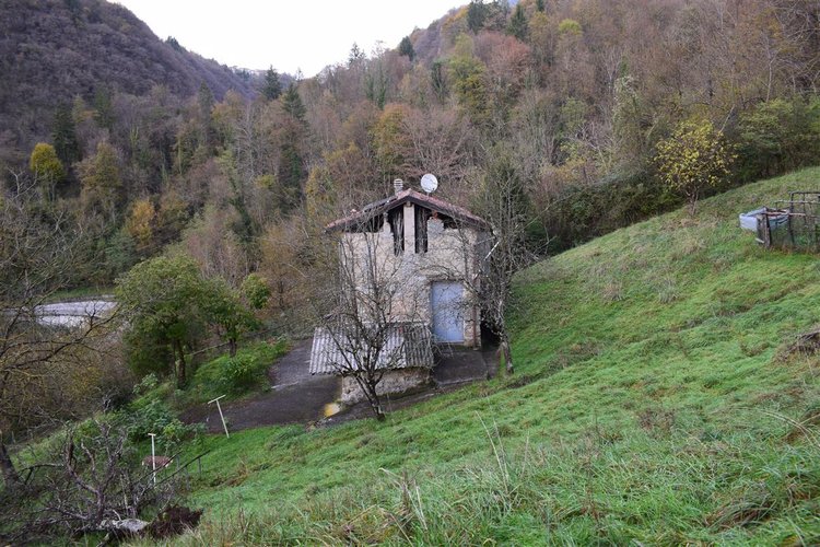 Costa Serina introvabile cascina con terreno raggiungibile da strada Costa Serina