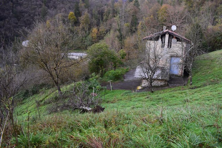 Costa Serina introvabile cascina con terreno raggiungibile da strada Costa Serina