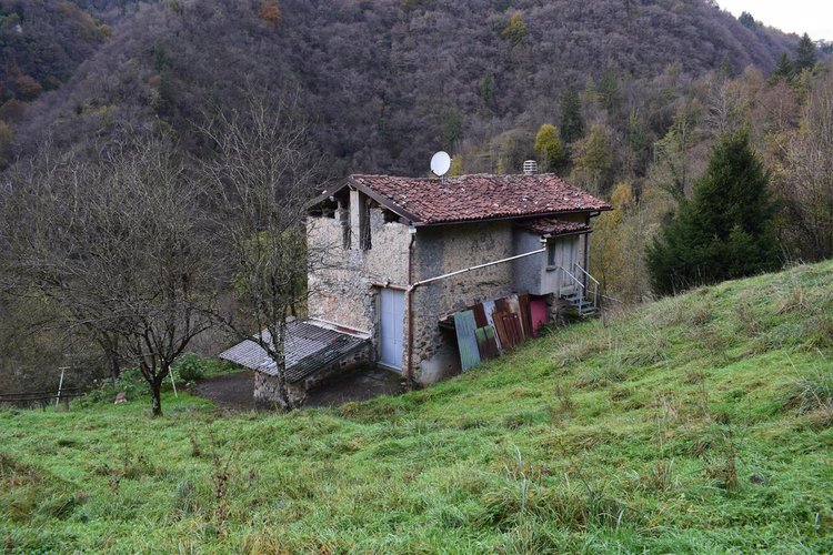 Costa Serina introvabile cascina con terreno raggiungibile da strada Costa Serina