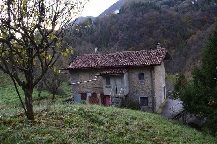 Costa Serina introvabile cascina con terreno raggiungibile da strada Costa Serina