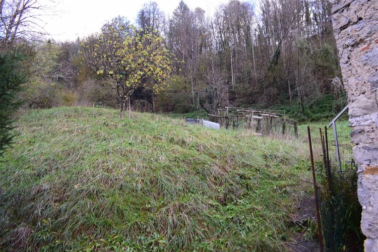 Costa Serina introvabile cascina con terreno raggiungibile da strada Costa Serina