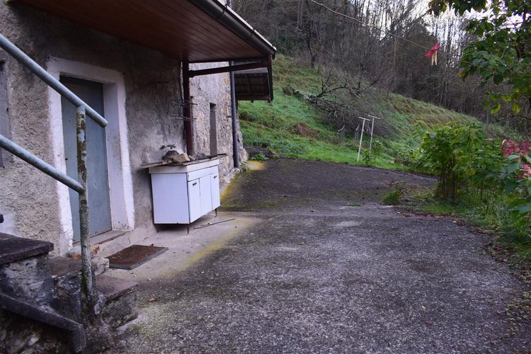 Costa Serina introvabile cascina con terreno raggiungibile da strada Costa Serina