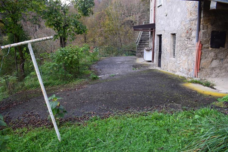 Costa Serina introvabile cascina con terreno raggiungibile da strada Costa Serina