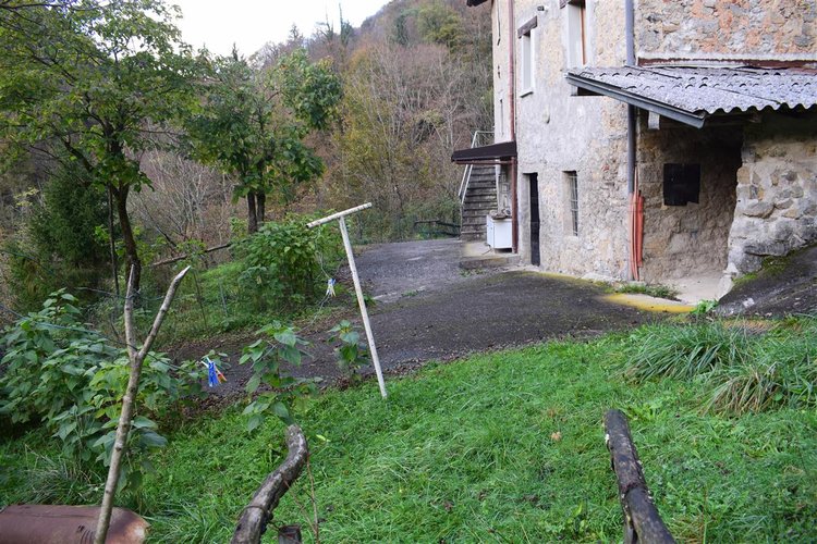 Costa Serina introvabile cascina con terreno raggiungibile da strada Costa Serina