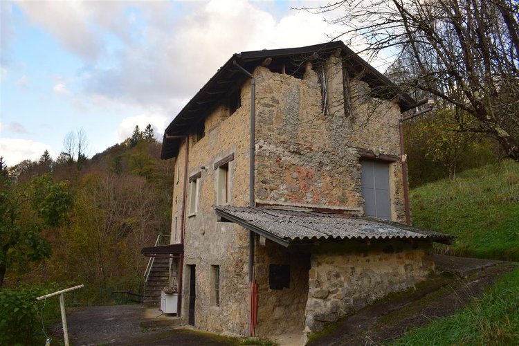 Costa Serina introvabile cascina con terreno raggiungibile da strada Costa Serina