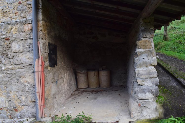 Costa Serina introvabile cascina con terreno raggiungibile da strada Costa Serina