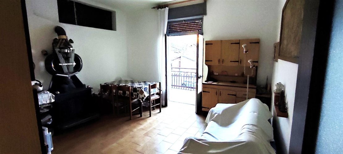 Brumano, piccolo e suggestivo paese montano, monolocale con balcone e posto auto Brumano