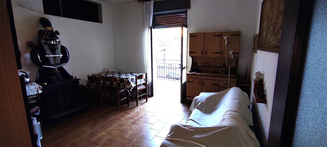 Brumano, piccolo e suggestivo paese montano, monolocale con balcone e posto auto Brumano