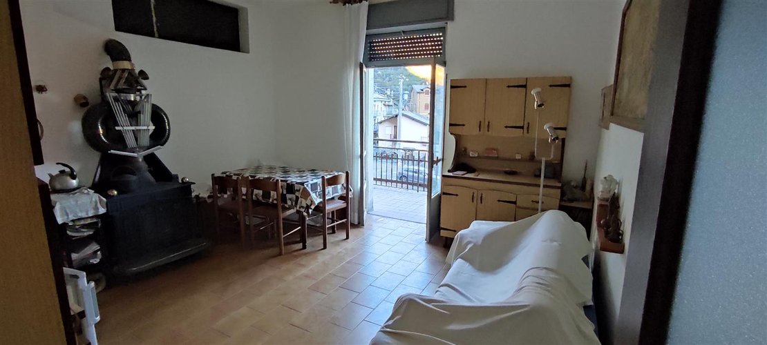 Brumano, piccolo e suggestivo paese montano, monolocale con balcone e posto auto Brumano