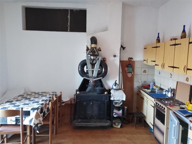 Brumano, piccolo e suggestivo paese montano, monolocale con balcone e posto auto Brumano