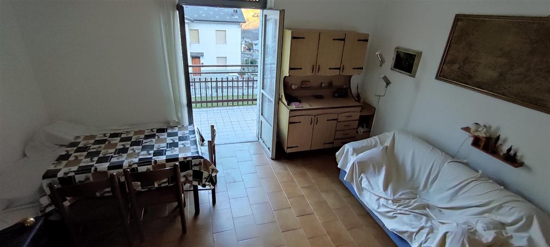 Brumano, piccolo e suggestivo paese montano, monolocale con balcone e posto auto Brumano