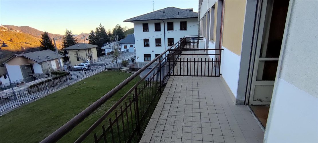 Brumano, piccolo e suggestivo paese montano, monolocale con balcone e posto auto Brumano