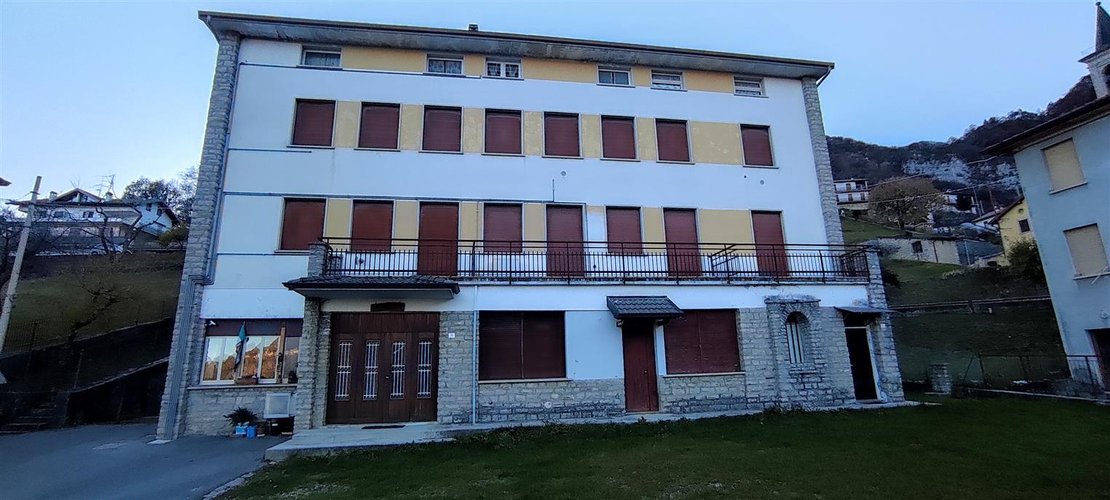 Brumano, piccolo e suggestivo paese montano, monolocale con balcone e posto auto