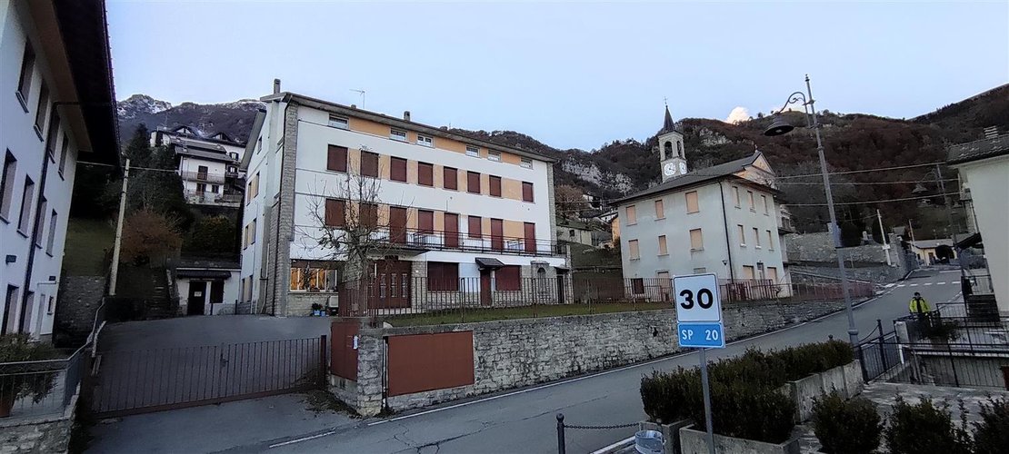 Brumano, piccolo e suggestivo paese montano, monolocale con balcone e posto auto Brumano