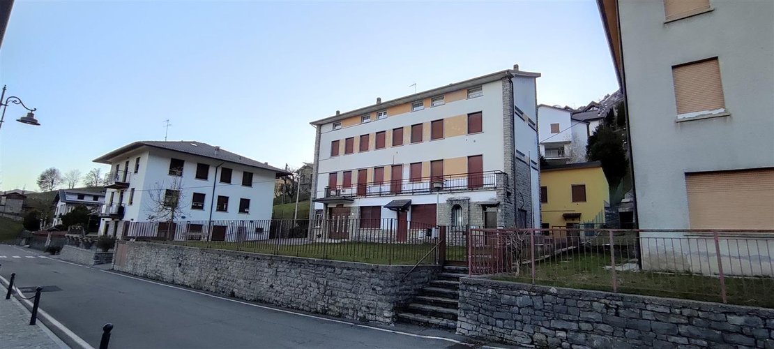 Brumano, piccolo e suggestivo paese montano, monolocale con balcone e posto auto Brumano